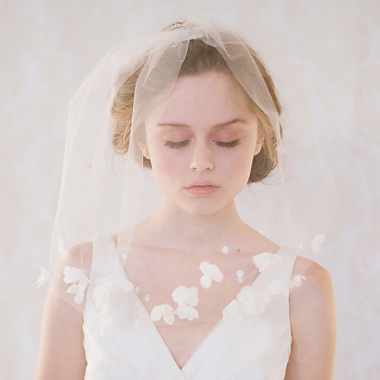 Coiffures de mariage pour cheveux mi-longs avec un voile avec une frange