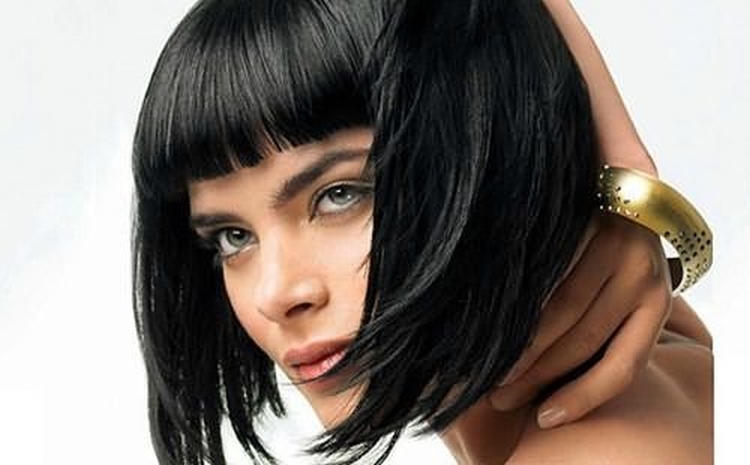 Coupe de cheveux pour cheveux mi-longs avec frange