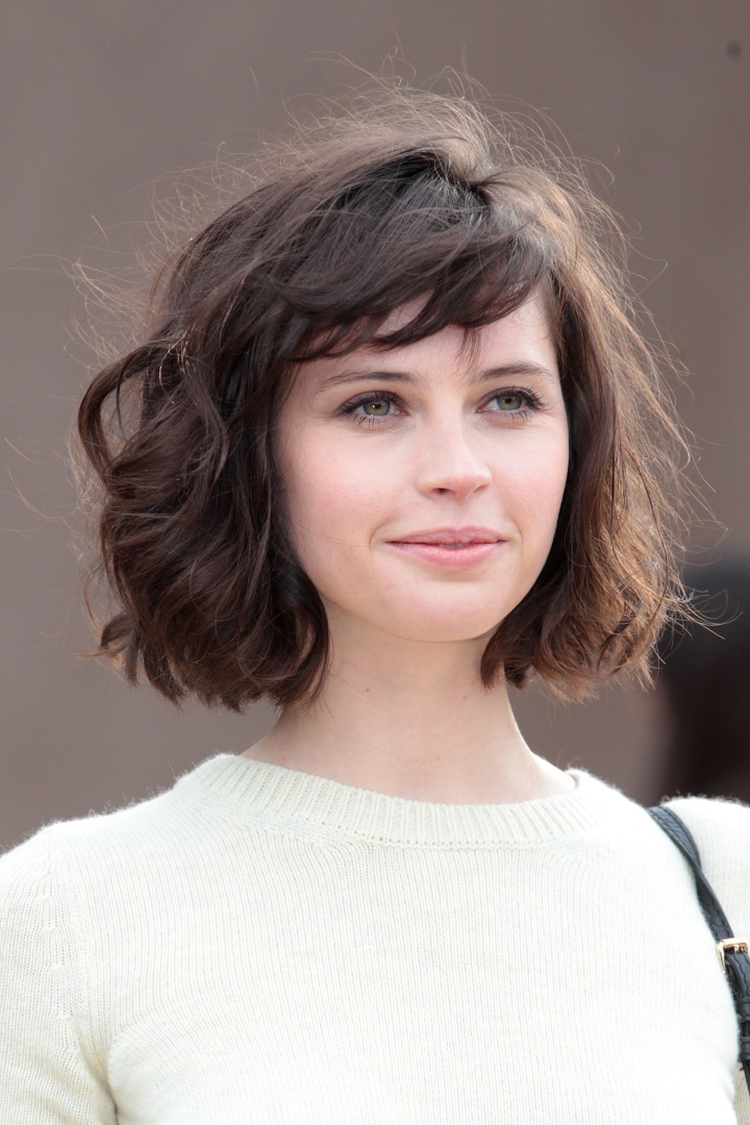 Coupe de cheveux pour cheveux courts avec une frange