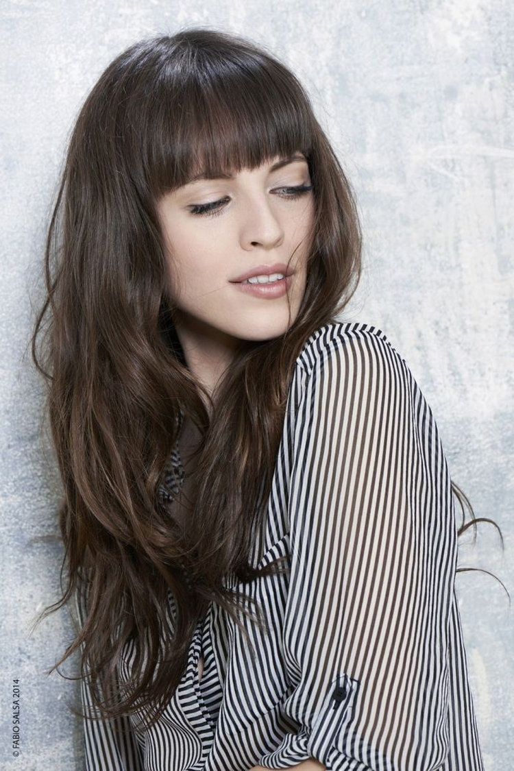 Coupe de cheveux pour cheveux longs avec une frange