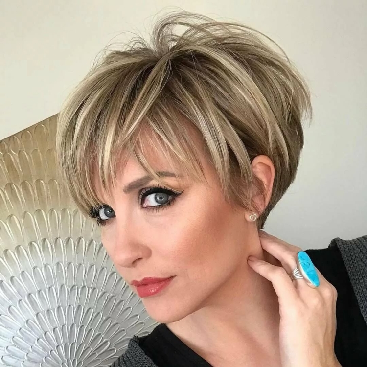 Des coupes de cheveux qui sont jeunes