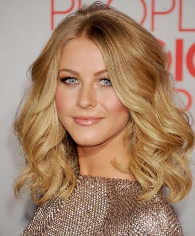 Coiffure avec boucles pour cheveux mi-longs