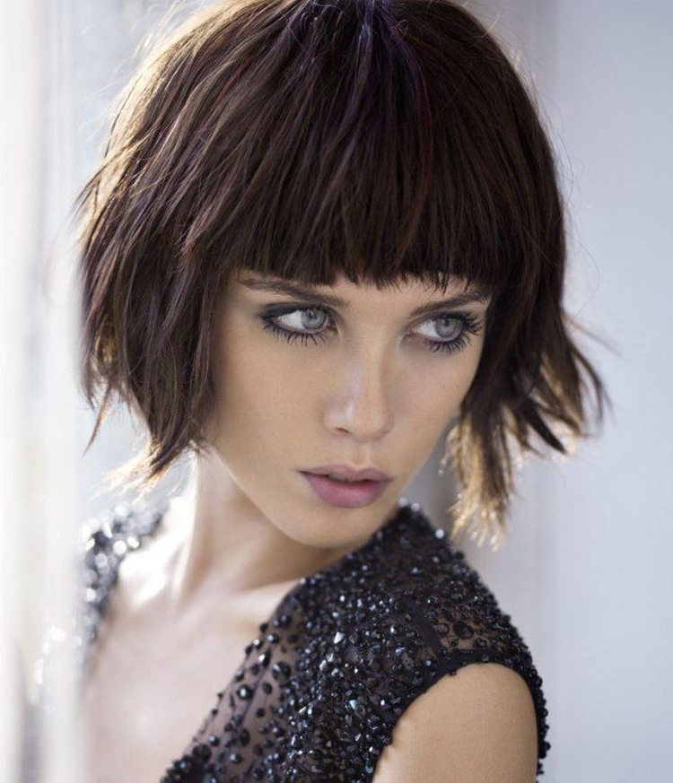 Coupe de cheveux pour cheveux courts avec une frange