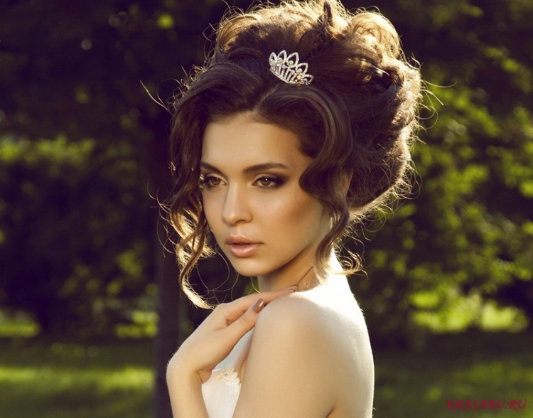 Coiffures hautes pour cheveux mi-longs