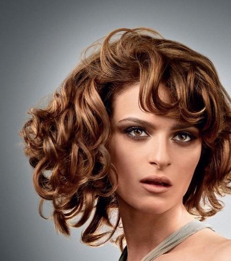 Coiffures aux cheveux bouclés