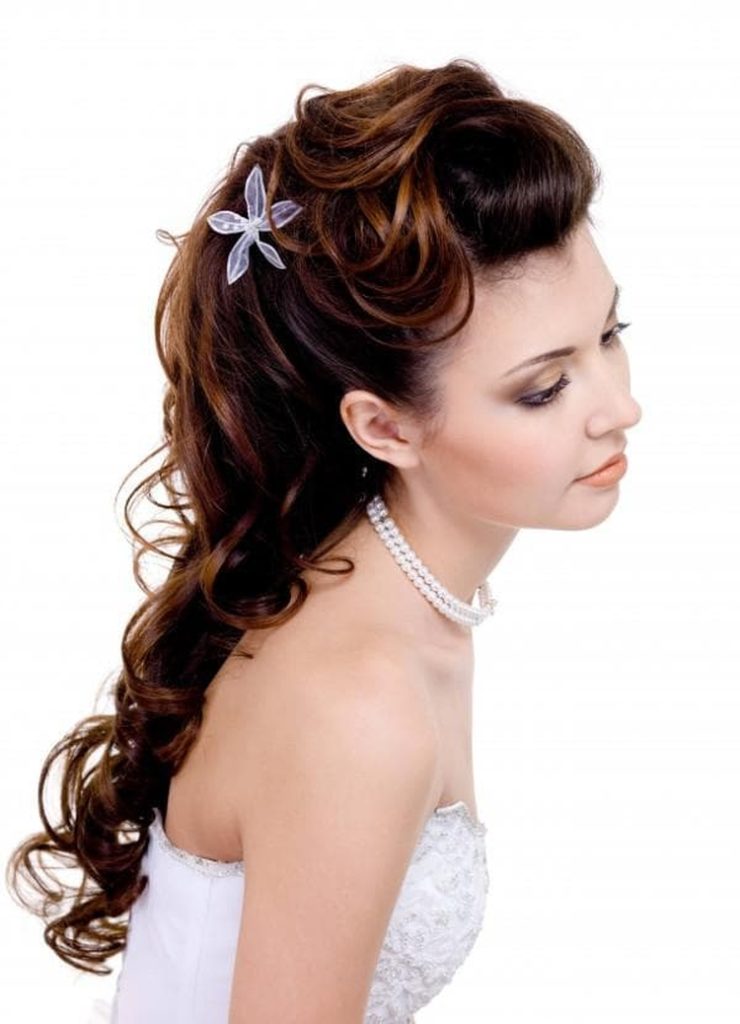 Coiffures aux cheveux bouclés