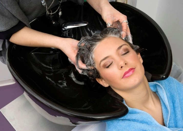 Comment restaurer les cheveux après la chimie