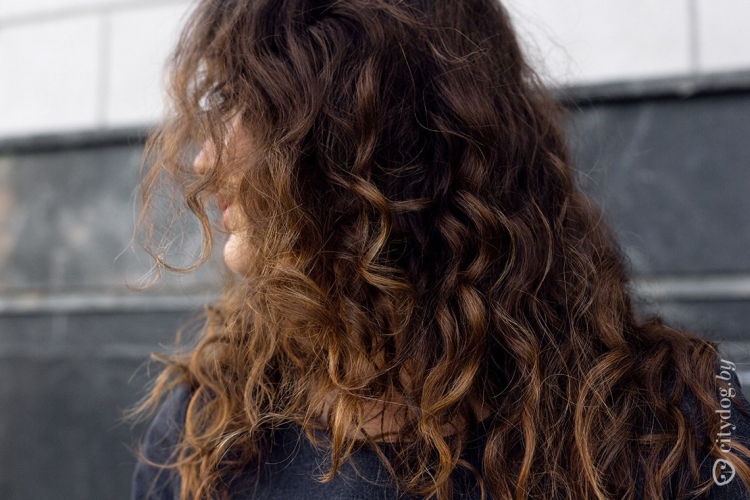 Que faire pour éviter les frisottis des cheveux