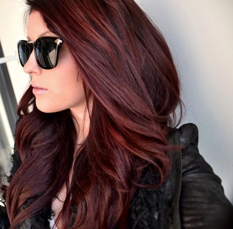 Cheveux bruns aux pointes blanches