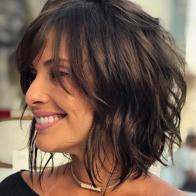 Coupe de cheveux shaggy pour cheveux mi-longs