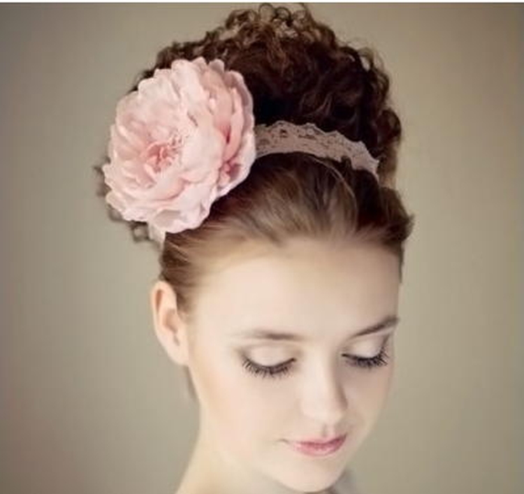 Coiffures hautes pour cheveux mi-longs