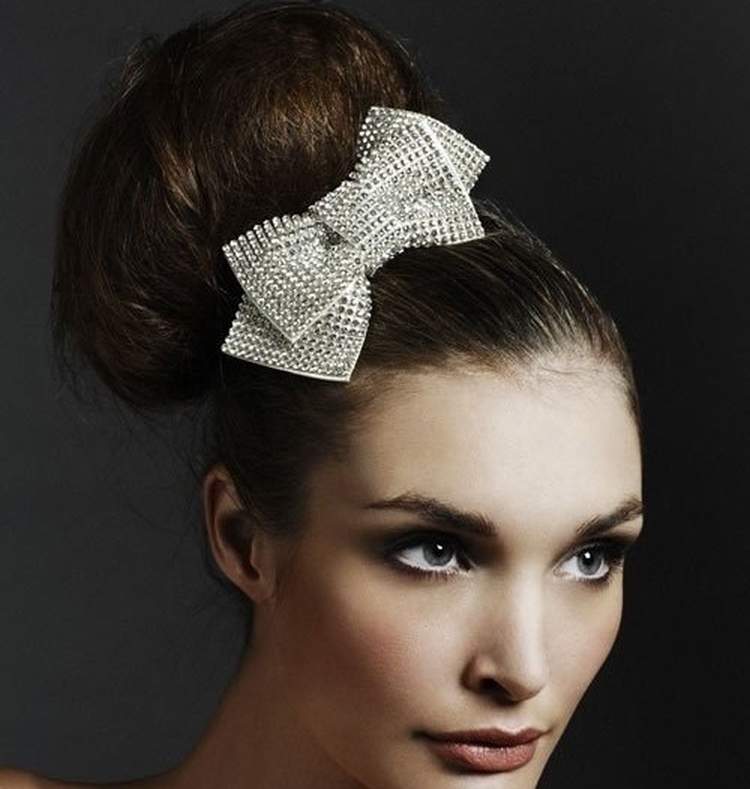 Coiffures hautes pour cheveux mi-longs