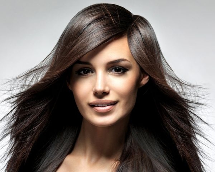 Cheveux bruns aux pointes blanches