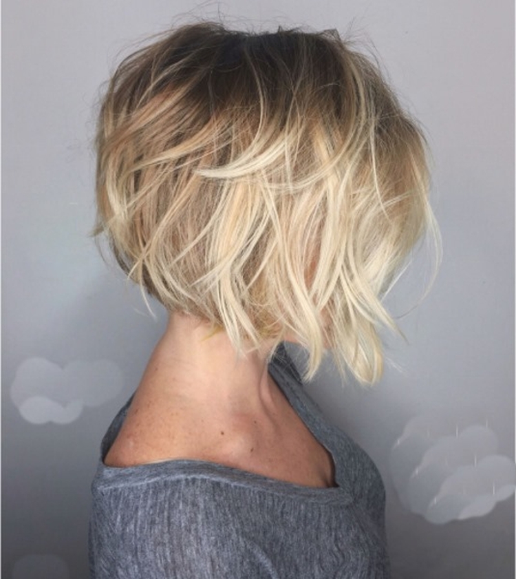 Coupe de cheveux pour cheveux courts ajoutant du volume à la photo