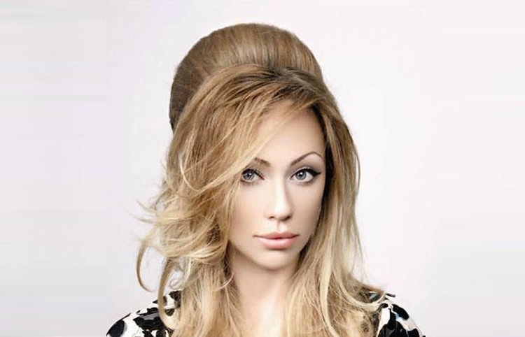 Coiffures aux cheveux bouclés