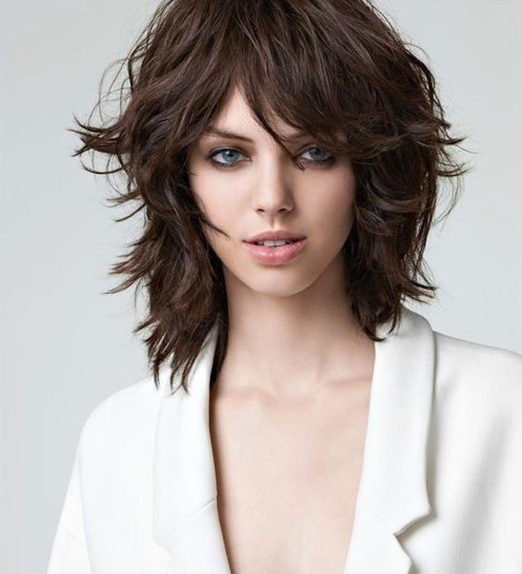 Coupe de cheveux shaggy pour cheveux mi-longs