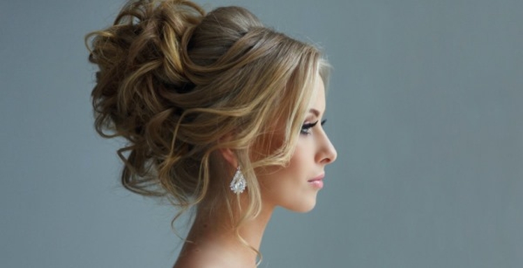 Coiffures hautes pour cheveux mi-longs