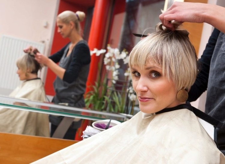 Coupe de cheveux pour cheveux courts ajoutant du volume à la photo