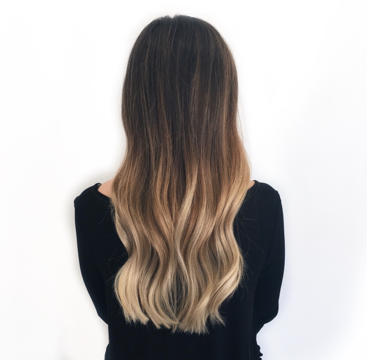 Cheveux bruns aux pointes blanches