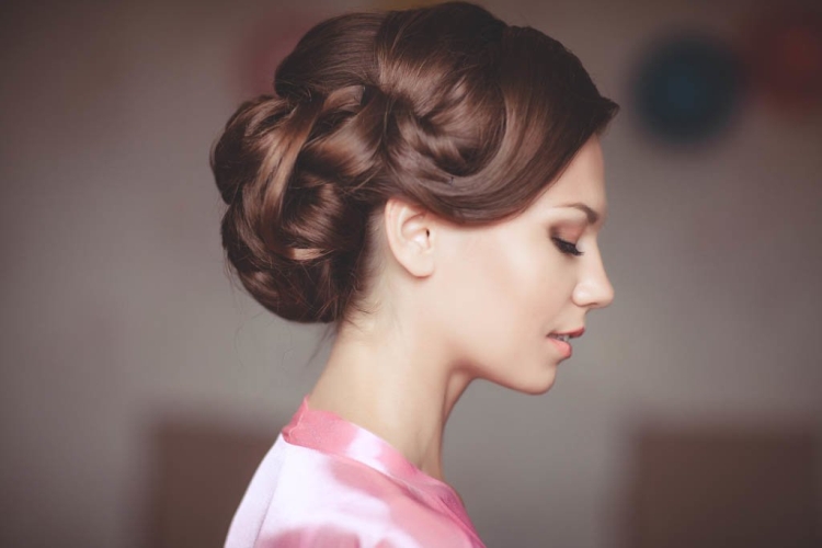Coiffures hautes pour cheveux mi-longs