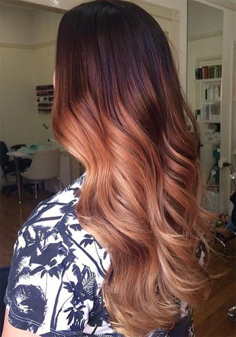 Cheveux bruns aux pointes blanches