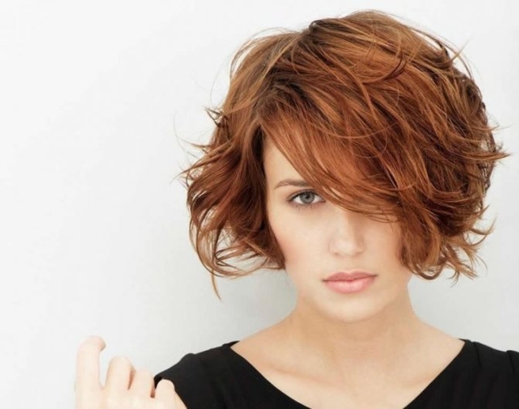 Coupe de cheveux pour cheveux courts ajoutant du volume à la photo