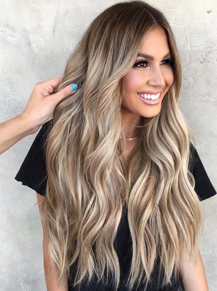 Cheveux bruns aux pointes blanches