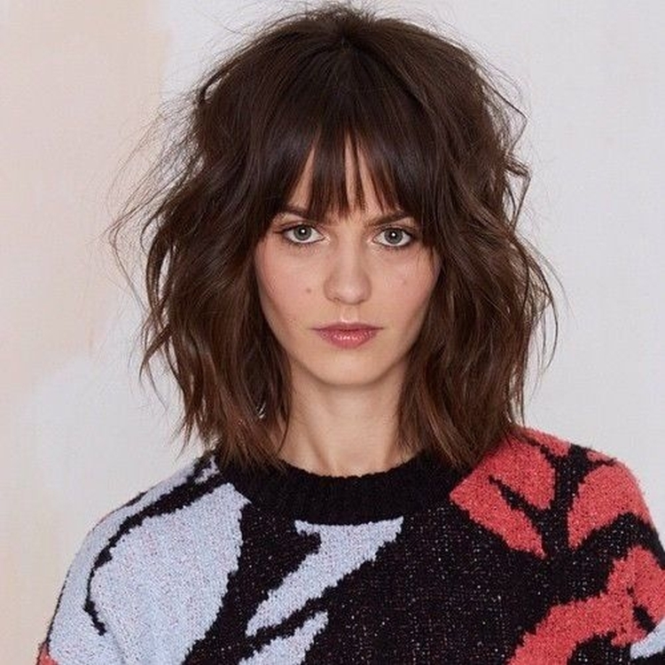 Coupe de cheveux shaggy pour cheveux mi-longs