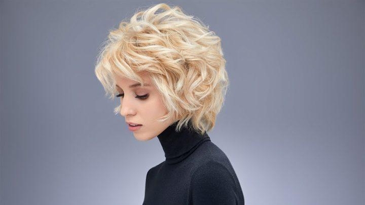 Coupe de cheveux pour cheveux courts ajoutant du volume à la photo