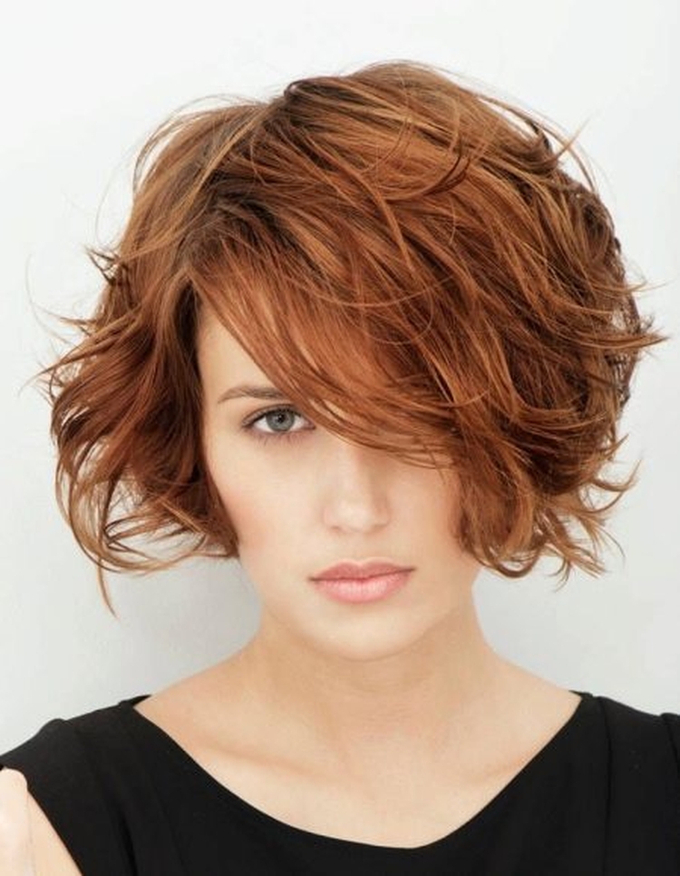 Coupe de cheveux pour cheveux courts ajoutant du volume à la photo