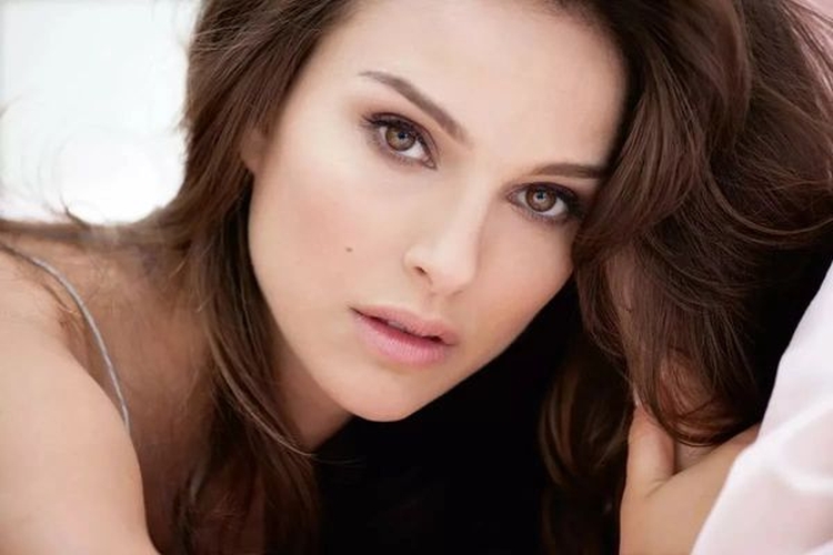 Cheveux bruns aux pointes blanches