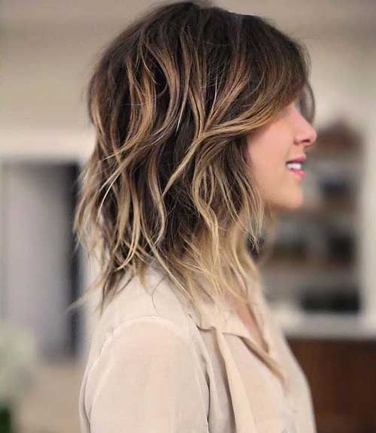 Coupe de cheveux shaggy pour cheveux mi-longs