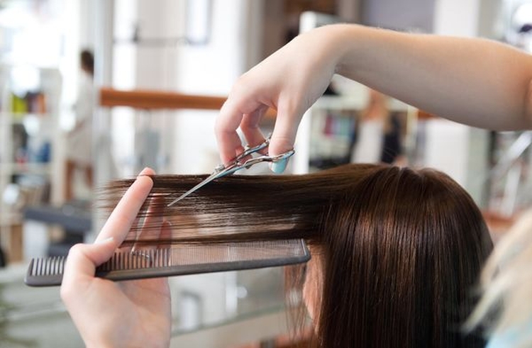 Cheveux bruns aux pointes blanches