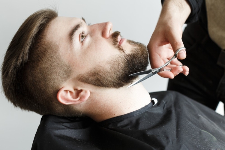 Coupe de cheveux barbe à la maison