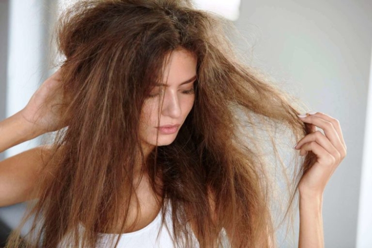 Que faire pour éviter les frisottis des cheveux
