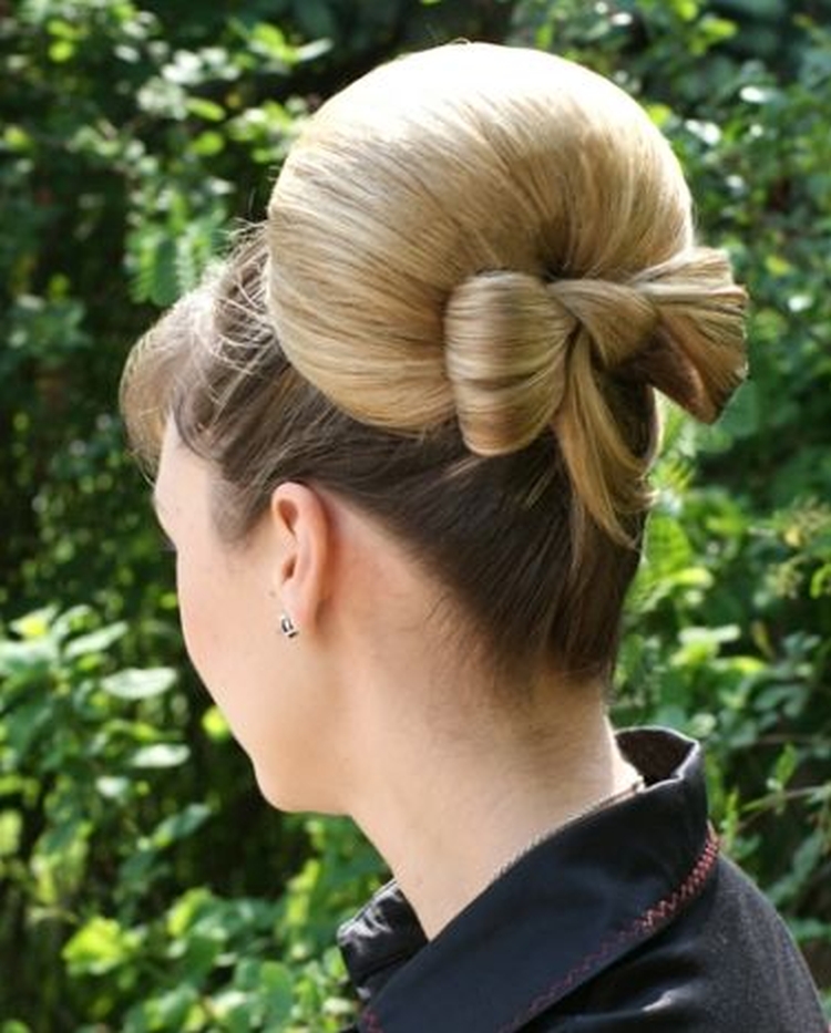 Coiffures hautes pour cheveux mi-longs
