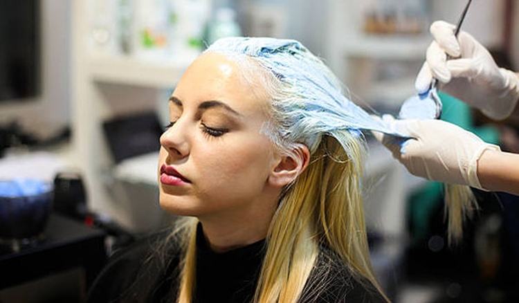 Comment enlever le jaunissement des cheveux après la décoloration