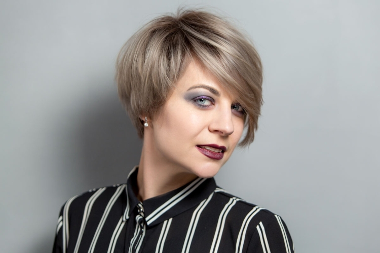 Coupe de cheveux pour cheveux courts ajoutant du volume à la photo