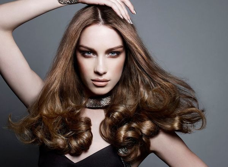 Cheveux bruns aux pointes blanches