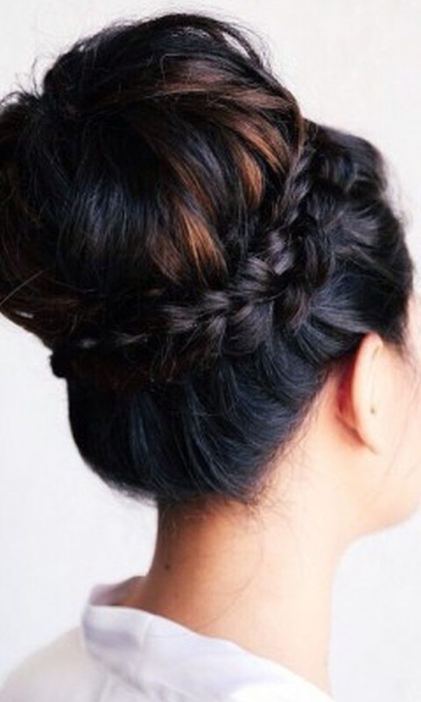 Coiffures hautes pour cheveux mi-longs