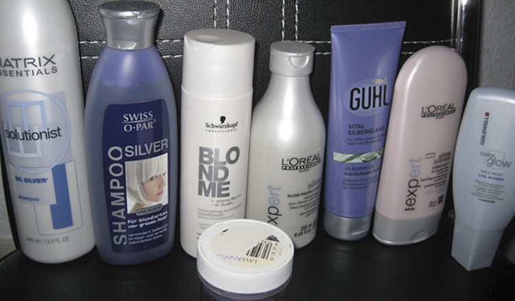 Comment enlever le jaunissement des cheveux après la décoloration