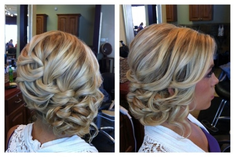Coiffures aux cheveux bouclés