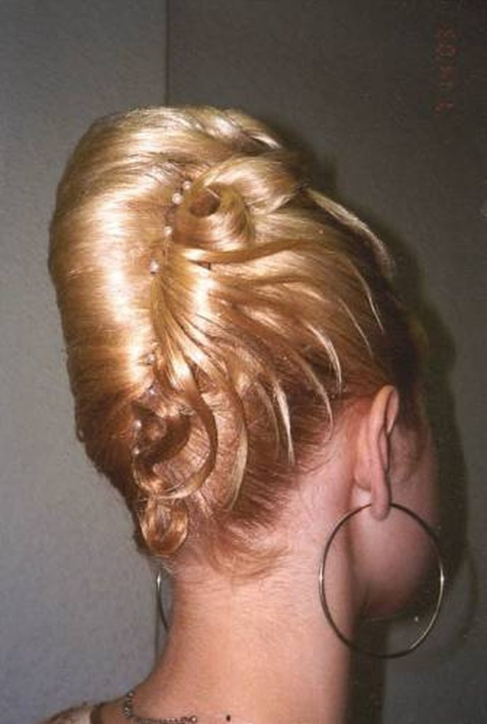 Coiffures hautes pour cheveux mi-longs