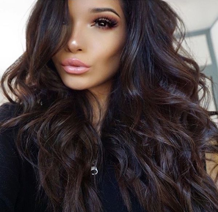 Cheveux bruns aux pointes blanches