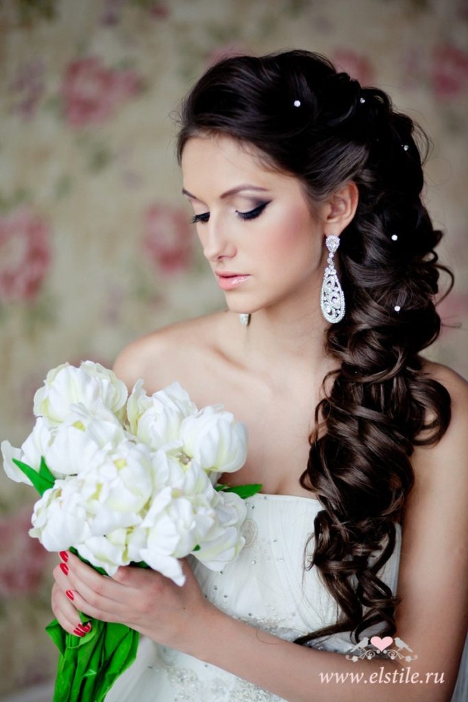 Coiffures aux cheveux bouclés