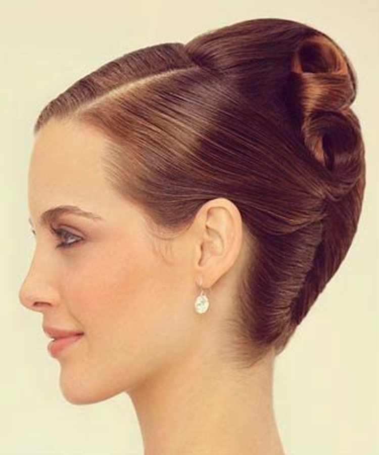 Coiffures hautes pour cheveux mi-longs