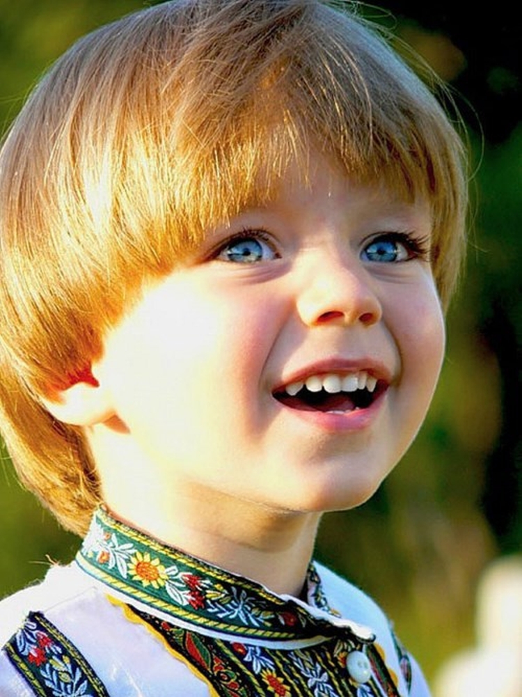 Coiffures pour garçons aux cheveux longs
