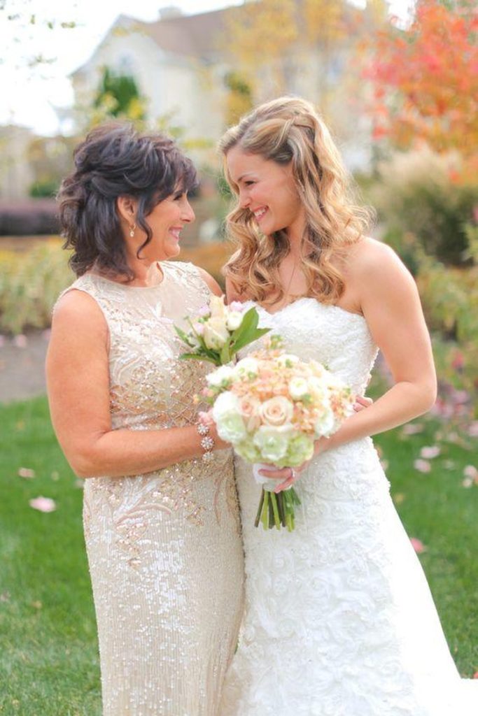 Coiffures pour la mère de la mariée pour cheveux mi-longs