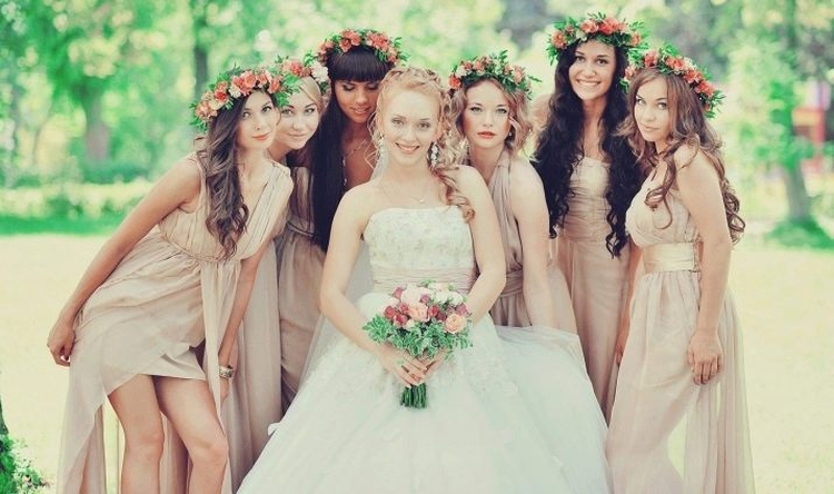 Coiffures pour cheveux mi-longs pour les invités du mariage