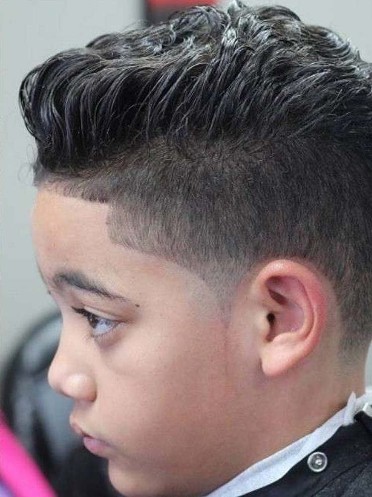 Coiffures pour garçons aux cheveux longs
